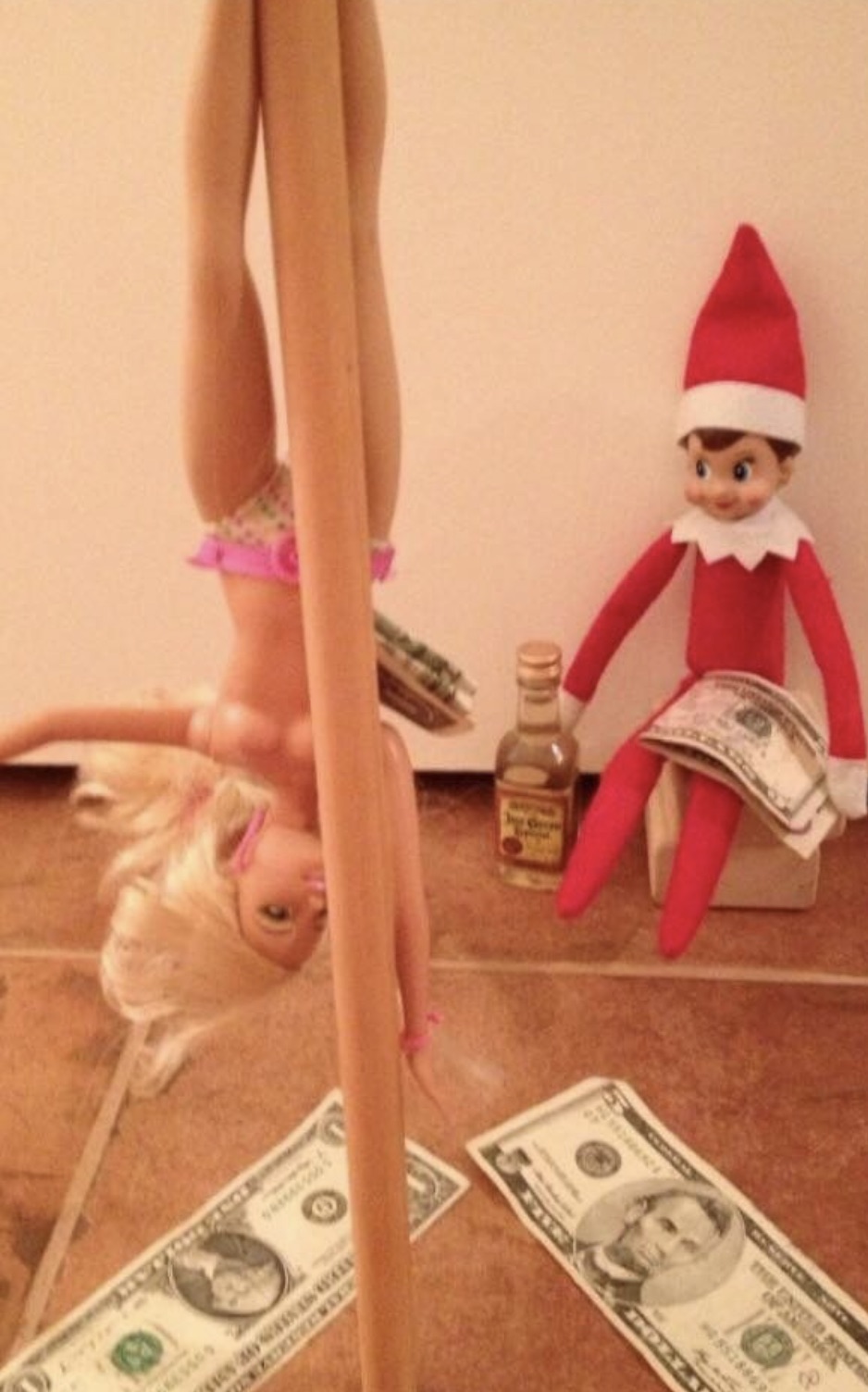 naughty elf on the shelf with barbie - Praze Organ 5528869 Dolla